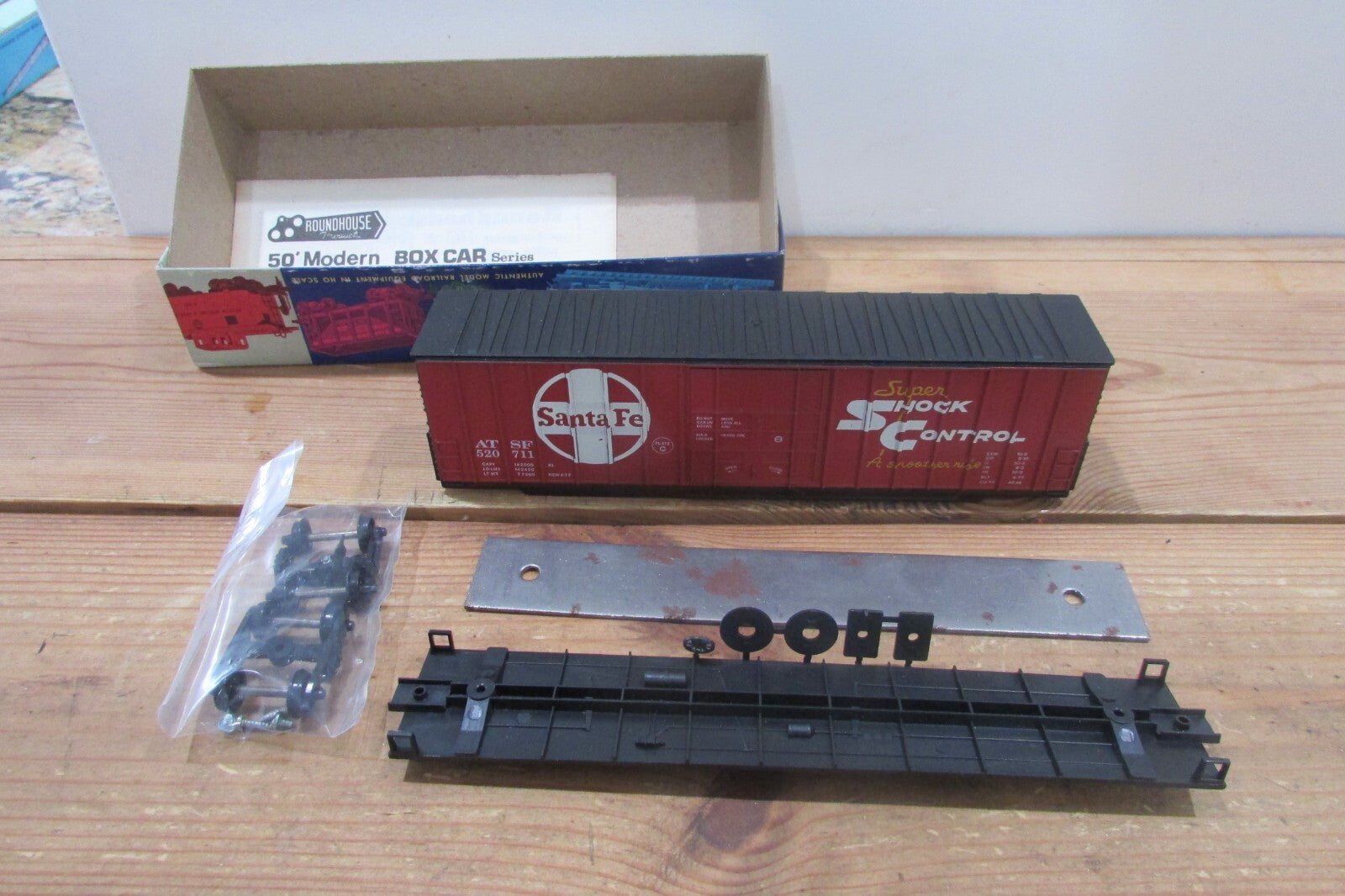 HO Scale RoundHouse 1821 50' Rib Side Hi Cube Santa Fe RH4741