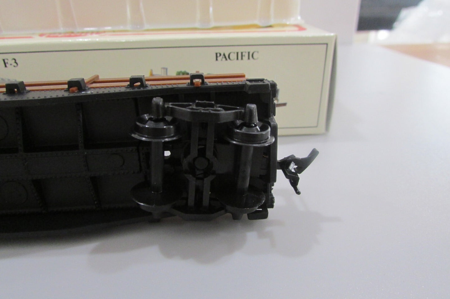 HO Scale Model Power (3) 8230 Santa Fe 40' Flat Cars w/ Guard Rails Lot#2787
