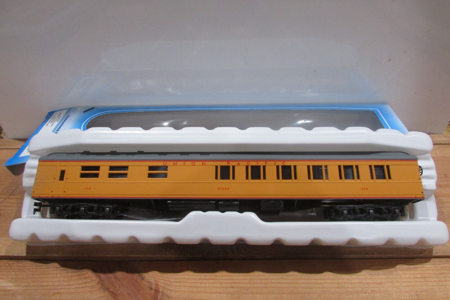 HO Scale IHC 49693 Union Pacific Diner Passenger Car Lot#0587