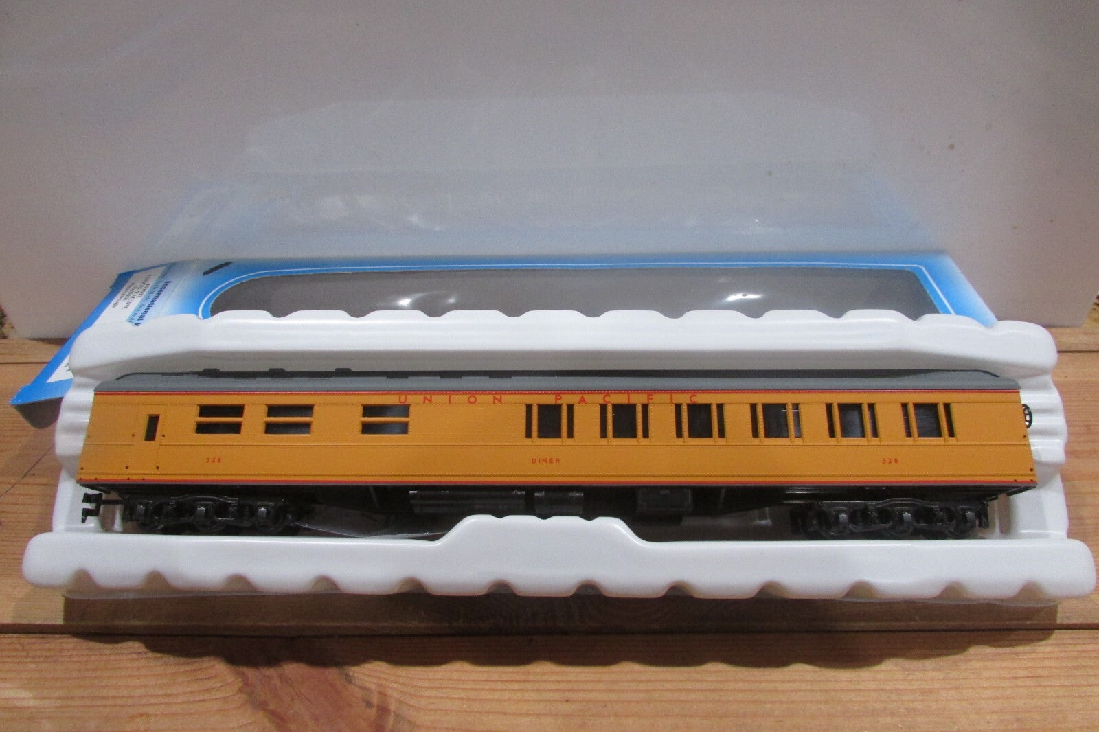 HO Scale IHC 49693 Union Pacific Diner Passenger Car Lot#0587