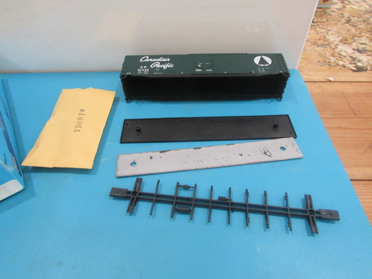 HO Scale Athearn 1328 Canadian Pacific 50ft Plug Door Car Kit