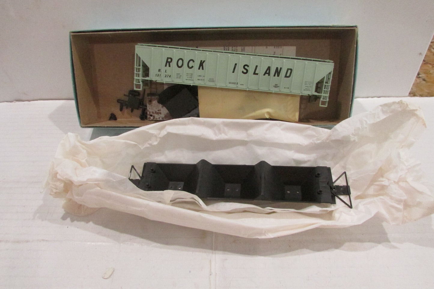 HO Scale Athearn 5310 Rock Island Covered Hopper Kit