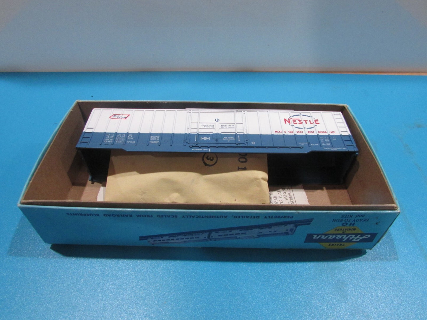 HO Scale Athearn 5284 50ft Plug Door Box Car Kit Nestle Lot#0851