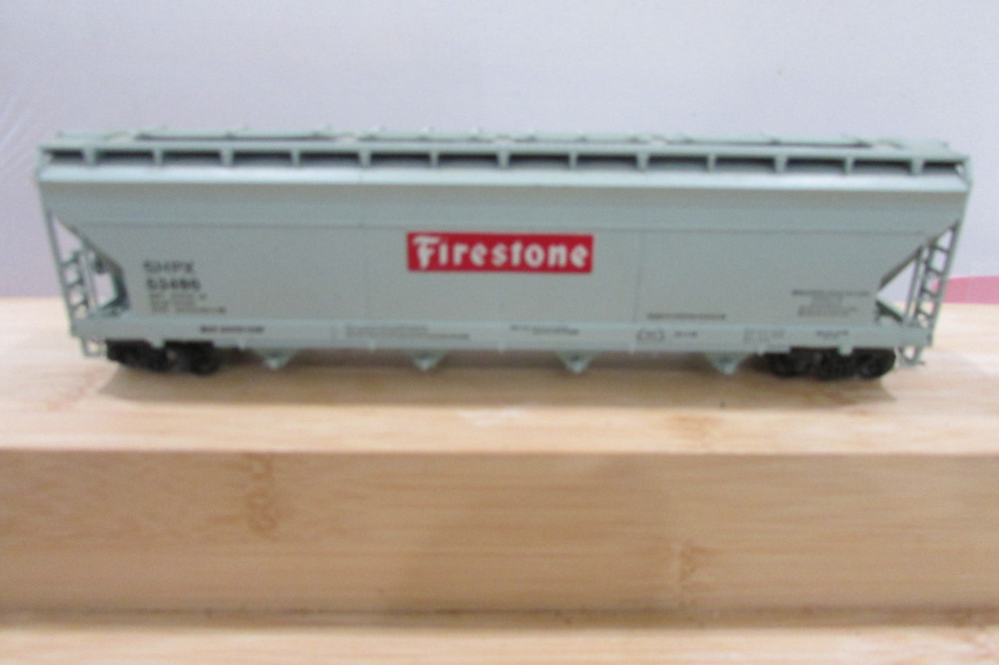 HO Scale  Athearn 4Bay Covered Hopper Firestone  SHPX 53496 Lot#5182