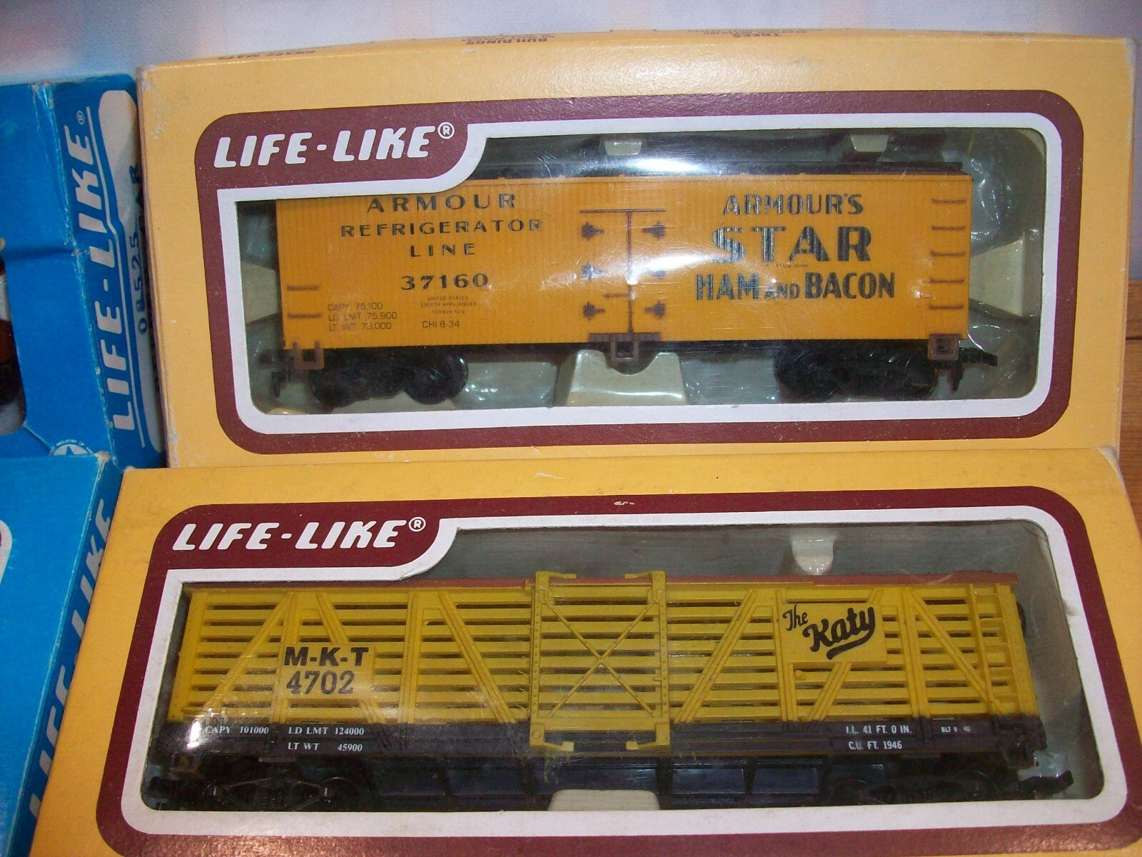 HO Scale Life-Like (9) Assorted Freight Cars in Box Lot#0471