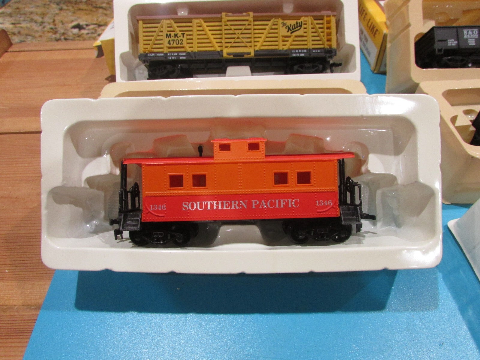 HO Scale Life-Like (6) Assorted Freight Cars in Box Lot#1414