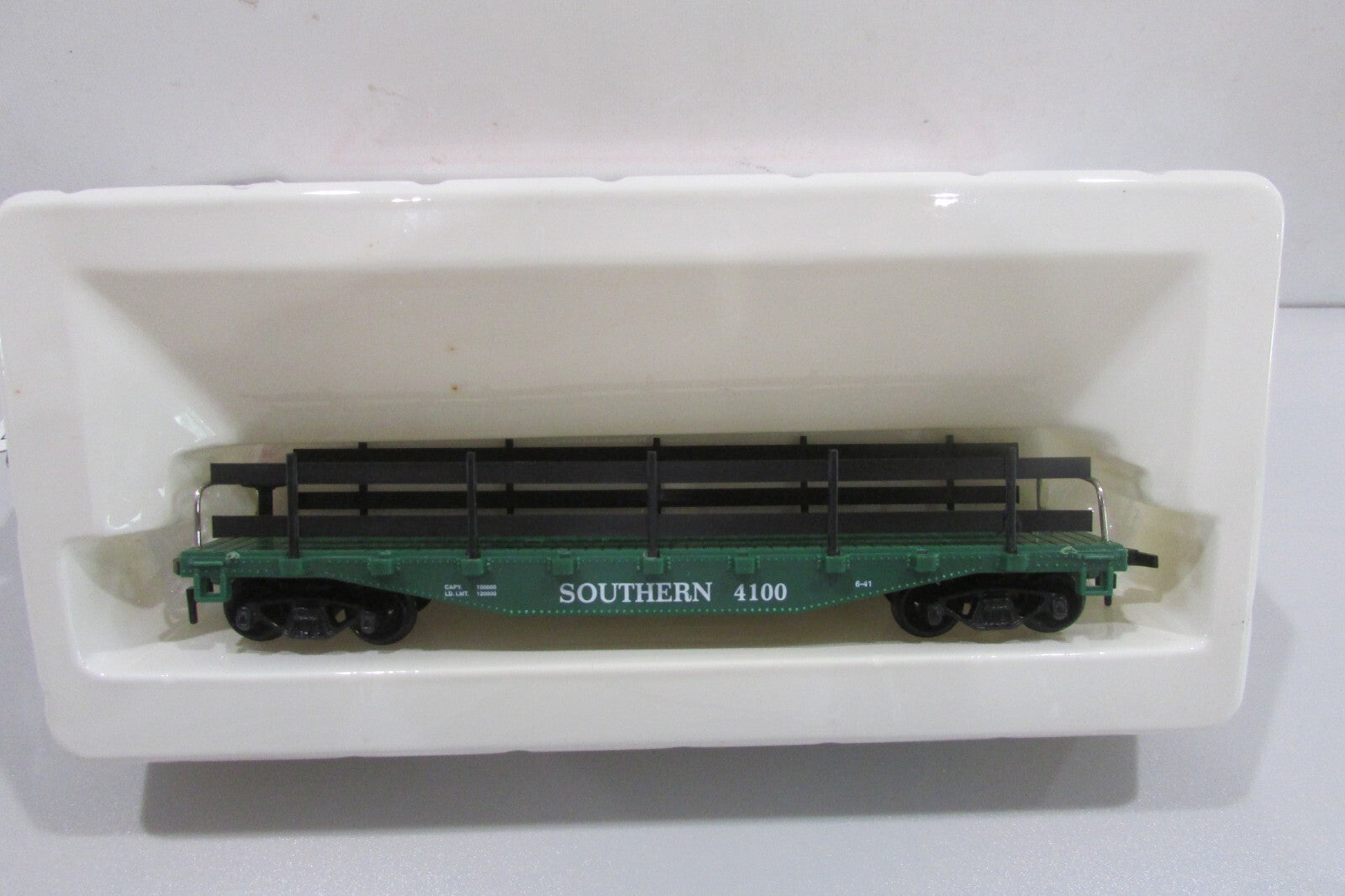 HO Scale Model Power 8233 Southern 40' Flat w/ Guard Rails Car