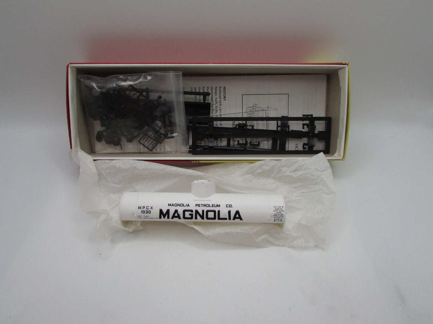 HO Scale Red Caboose  10,000 Gallon Tank Car Type 103W Magnolia Lot#4816
