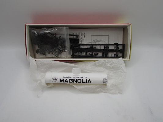 HO Scale Red Caboose  10,000 Gallon Tank Car Type 103W Magnolia Lot#4816