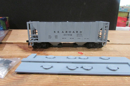 HO Scale Roundhouse  2Bay Covered Hopper Seaboard #257055 RH4861