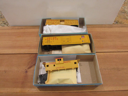 HO Scale Athearn (3) Assorted Freight Cars Union Pacific Kits  Lot#1654