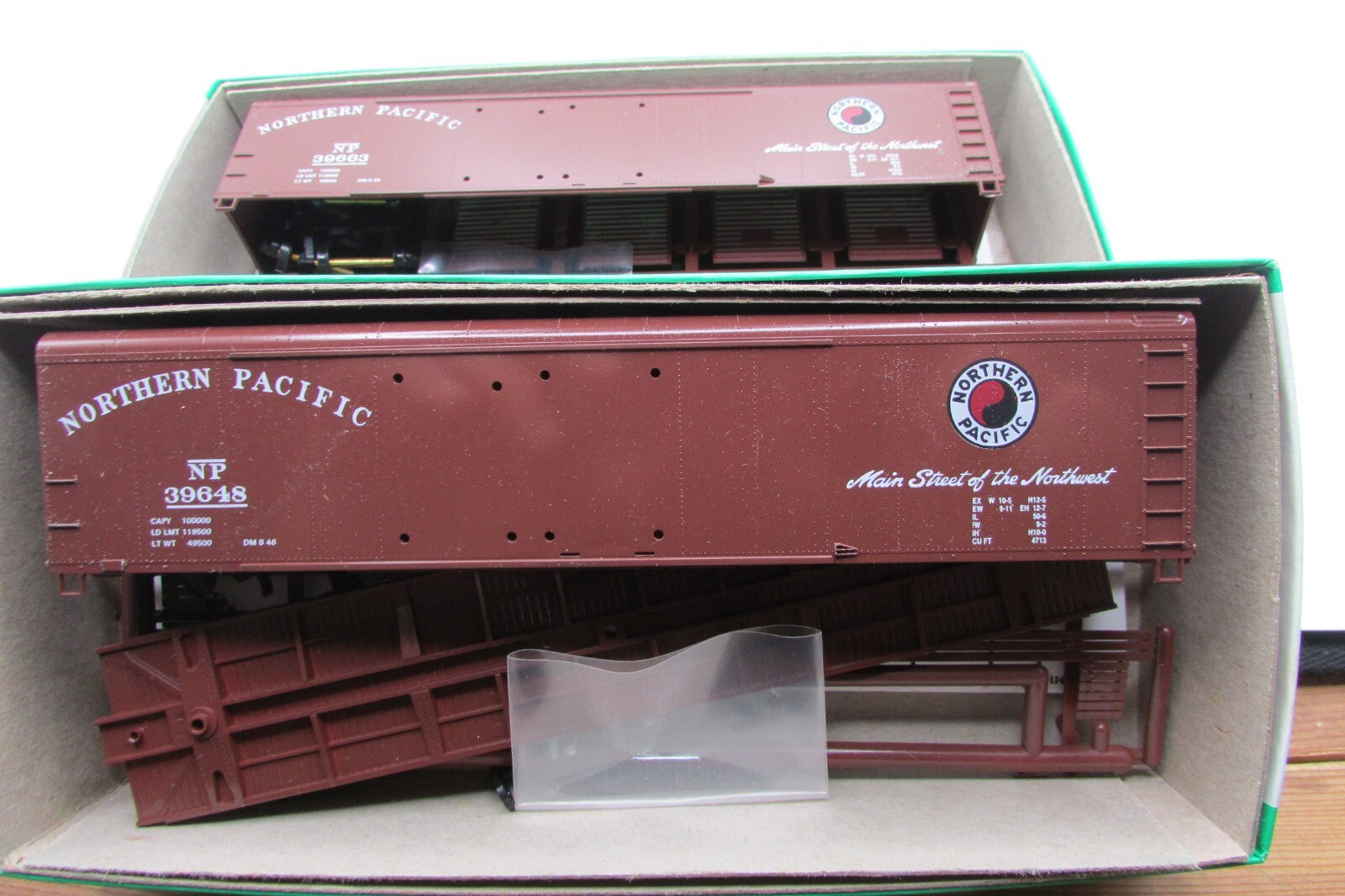 HO Scale Bowser (3)Assorted 50' DD Box Car Kits  Northern Pacific Lot#4674