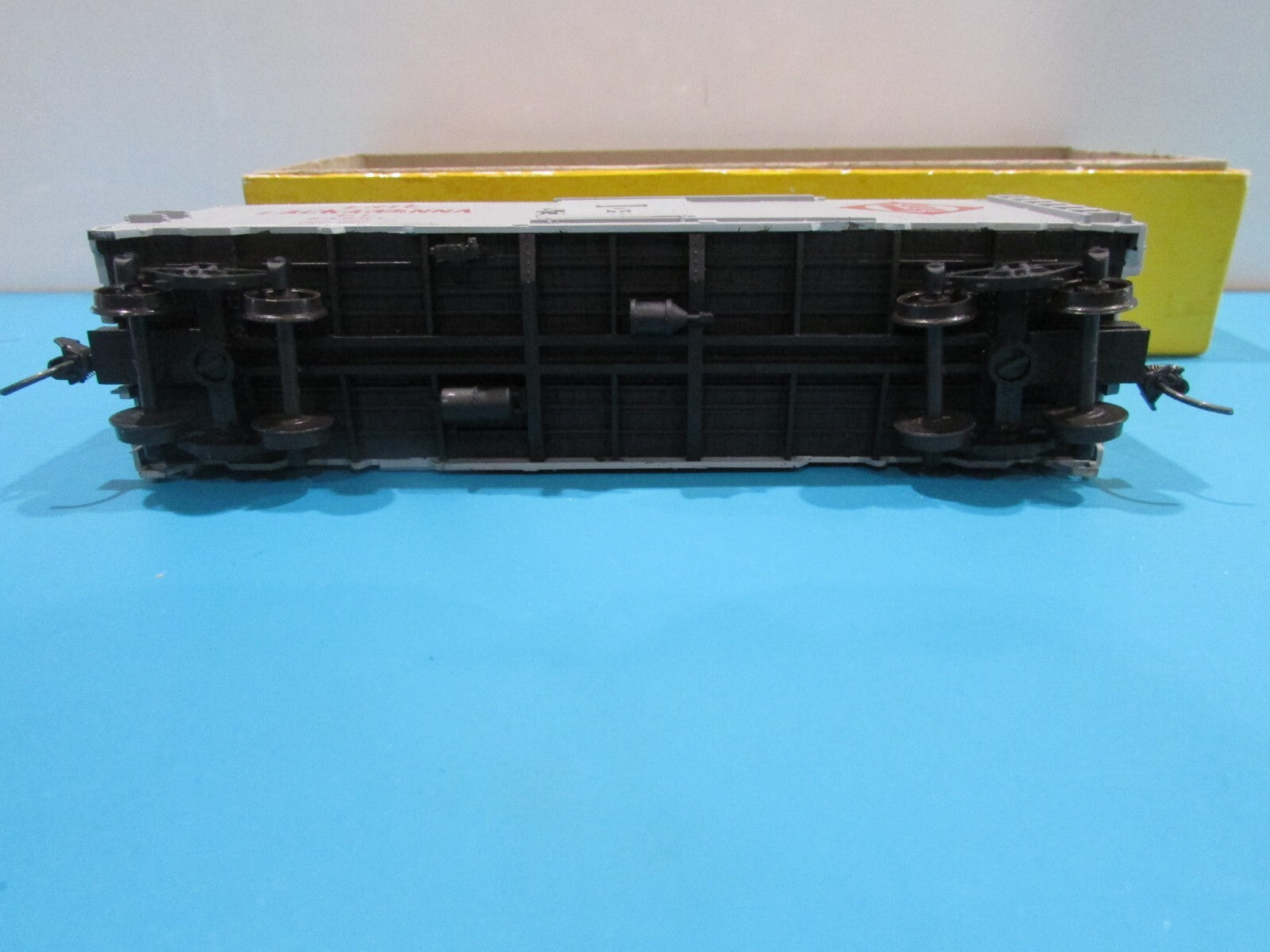 HO Scale Accurail 1522 40' AAR Steel Boxcar Erie Lackawanna