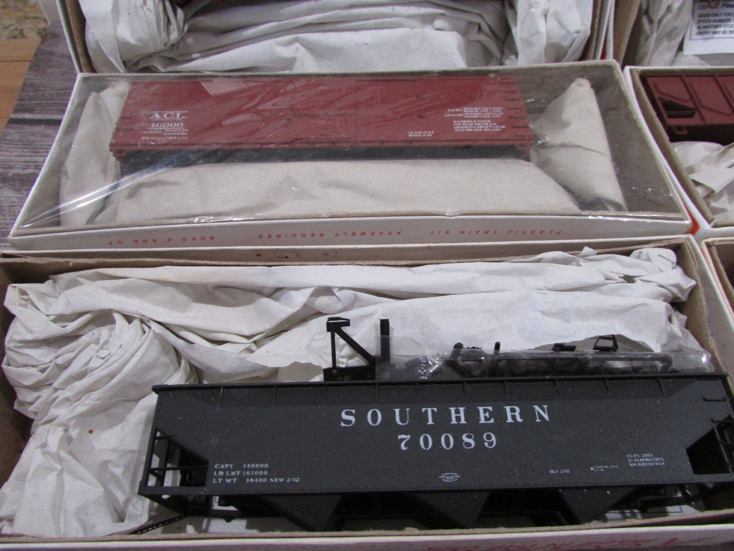 HO Scale  Accurail (8) Assorted  Hopper, Box Car Kits Lot#3539