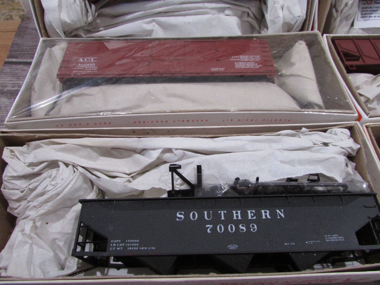 HO Scale  Accurail (8) Assorted  Hopper, Box Car Kits Lot#3539