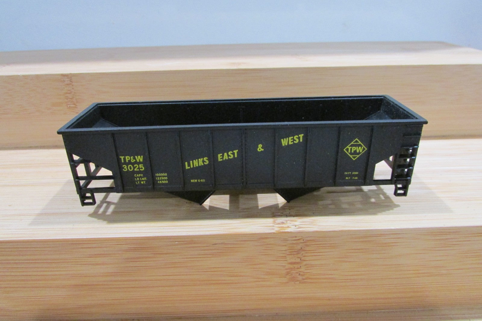 HO Scale Walthers 932-2970 36' Rib Side Hopper TP&W WAL5028