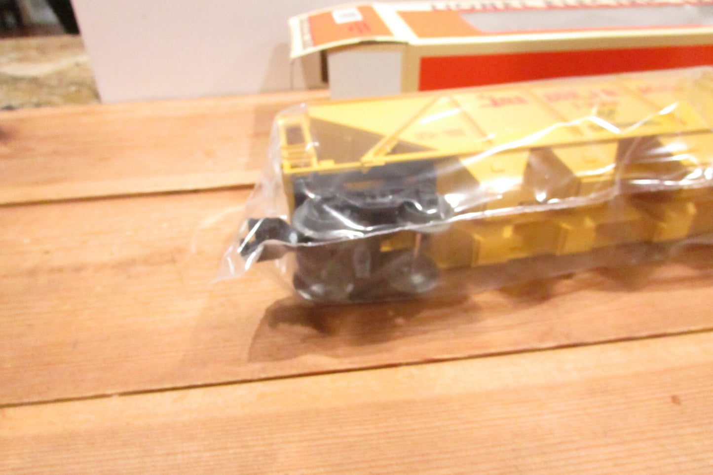 O Gauge Lionel 6-19930 Lionel Railroader Club 4-Bay Hopper with Load  Lot#3348