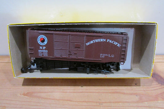 HO Scale Accurail 3021 40' DBL. DR. Steel Box Car Northern Pacific  Kit Lot#4004