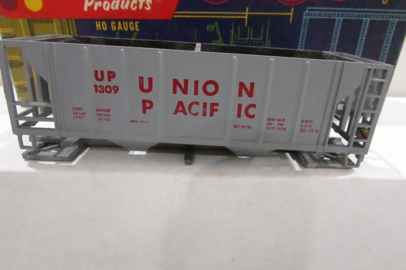 HO Scale RoundHouse  1432 Covered Hopper Kit Union Pacific RH4369