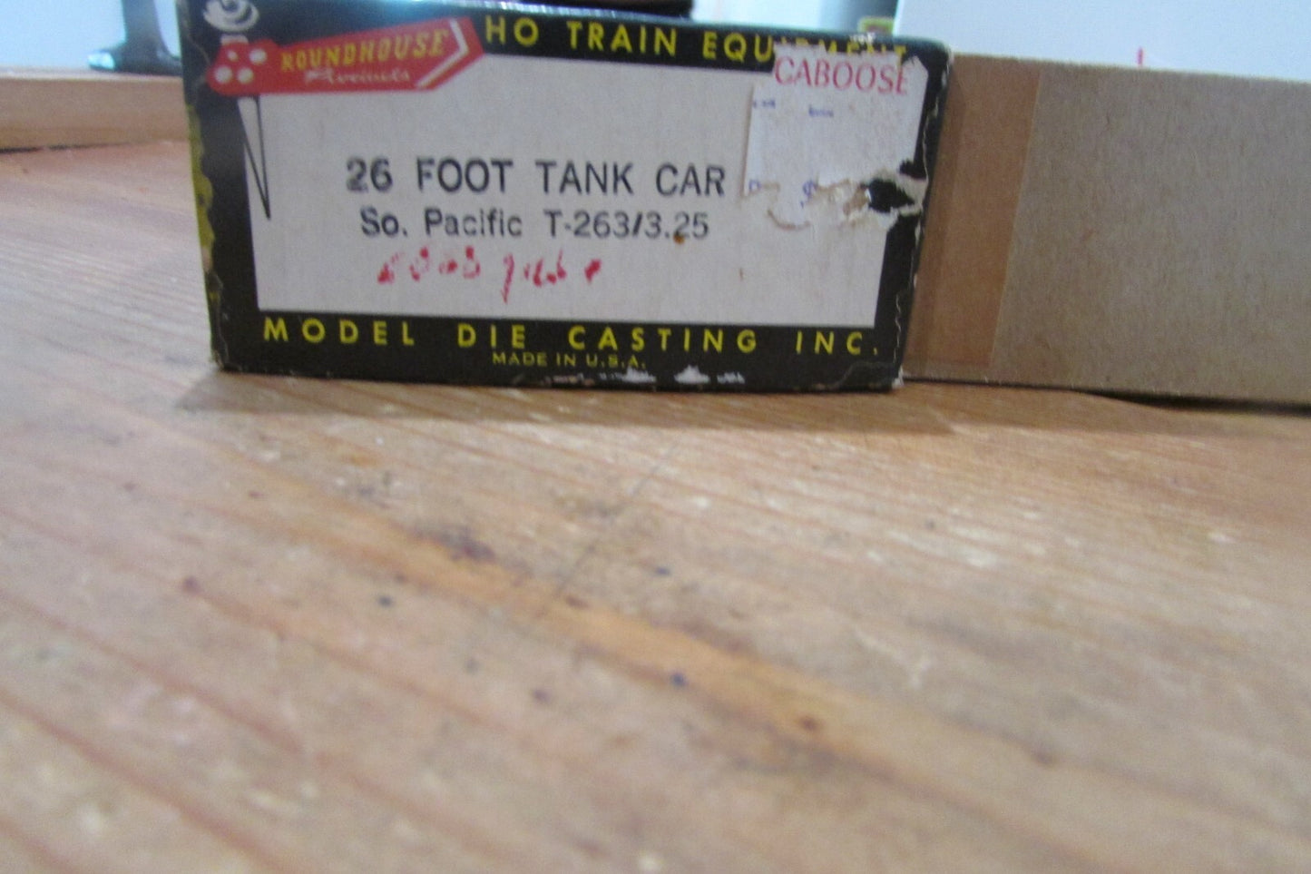 HO Scale RoundHouse 26 Foot Tank Car Union Pacific   RH4379
