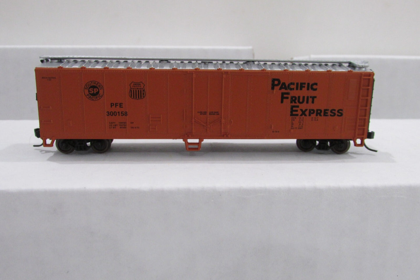 N Scale Atlas 36617 50' Mechanical Reefer Car Pacific Fruit Express #300158
