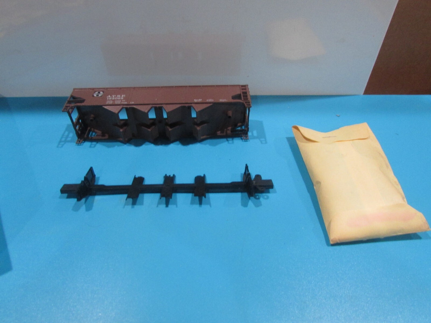 HO Scale Athearn 1758 Hopper Car Kit  Santa Fe