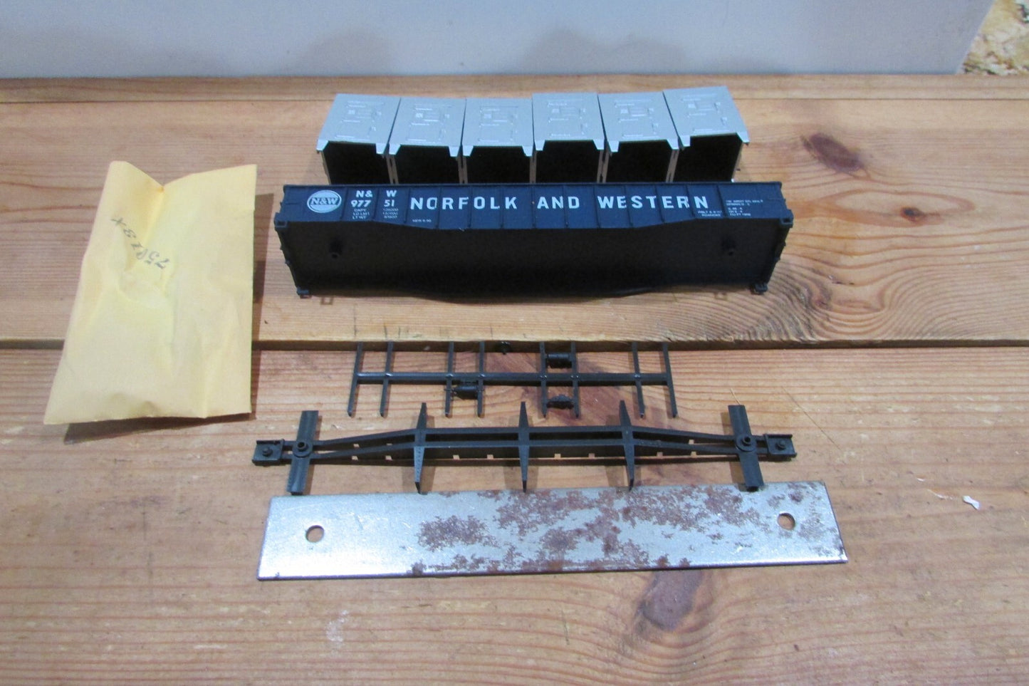 HO Scale Athearn 1676 Frozen Food Car Norfolk & Western Gondola Kit ATH4495
