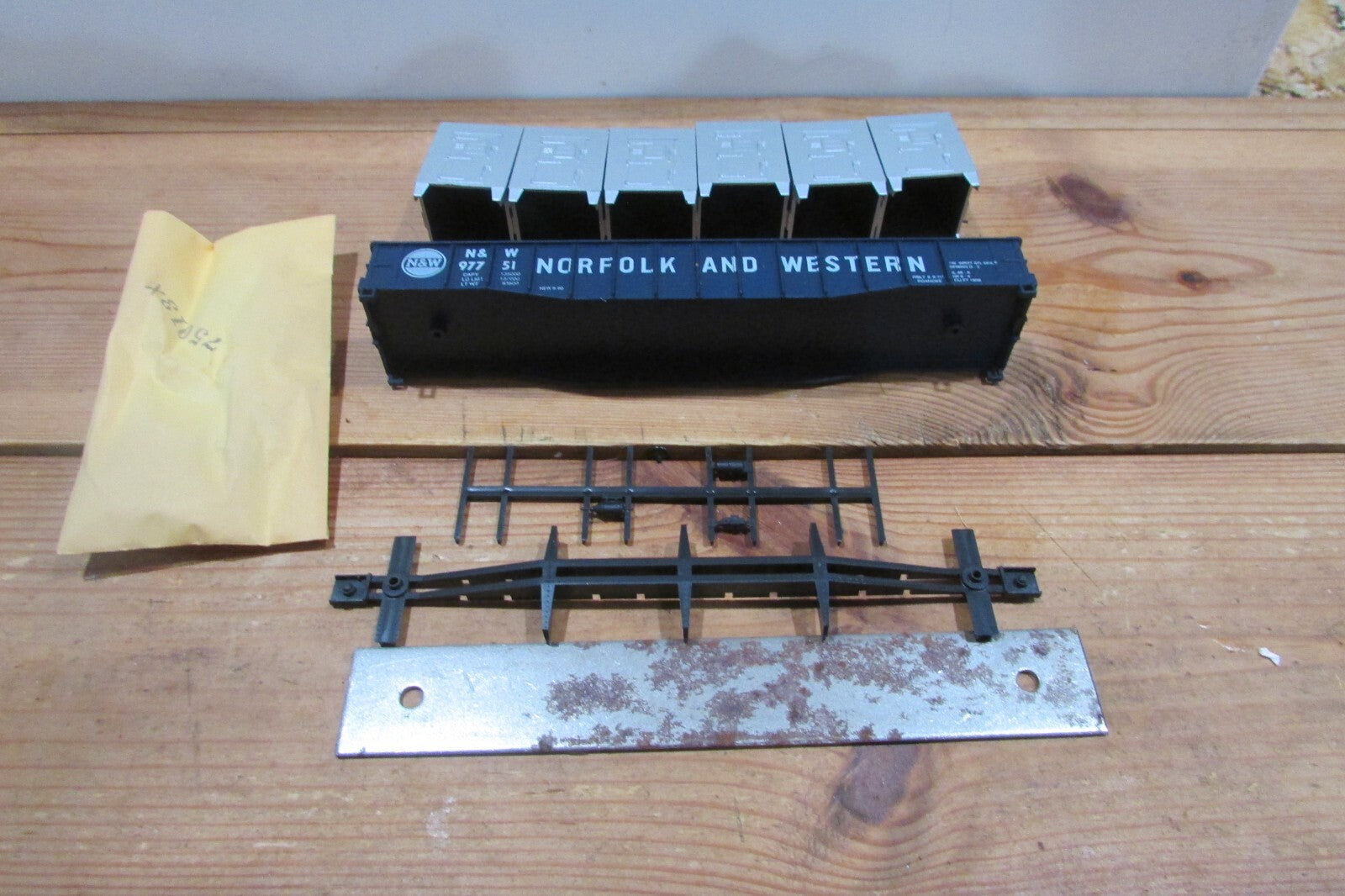 HO Scale Athearn 1676 Frozen Food Car Norfolk & Western Gondola Kit ATH4495