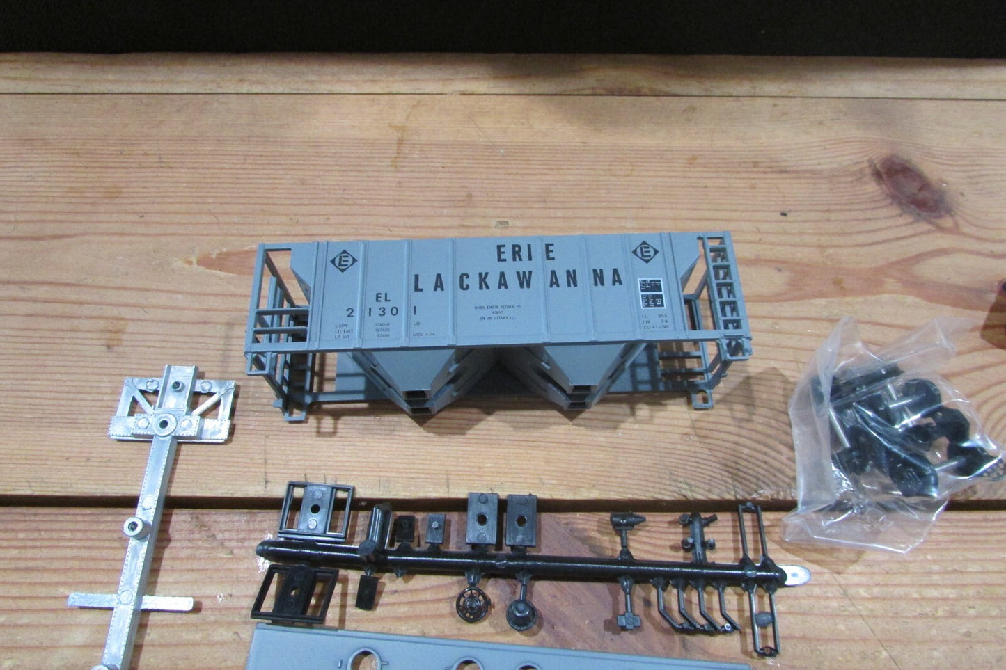 HO Scale Roundhouse 1448 2Bay Covered Hopper Erie Lackawanna RH4860