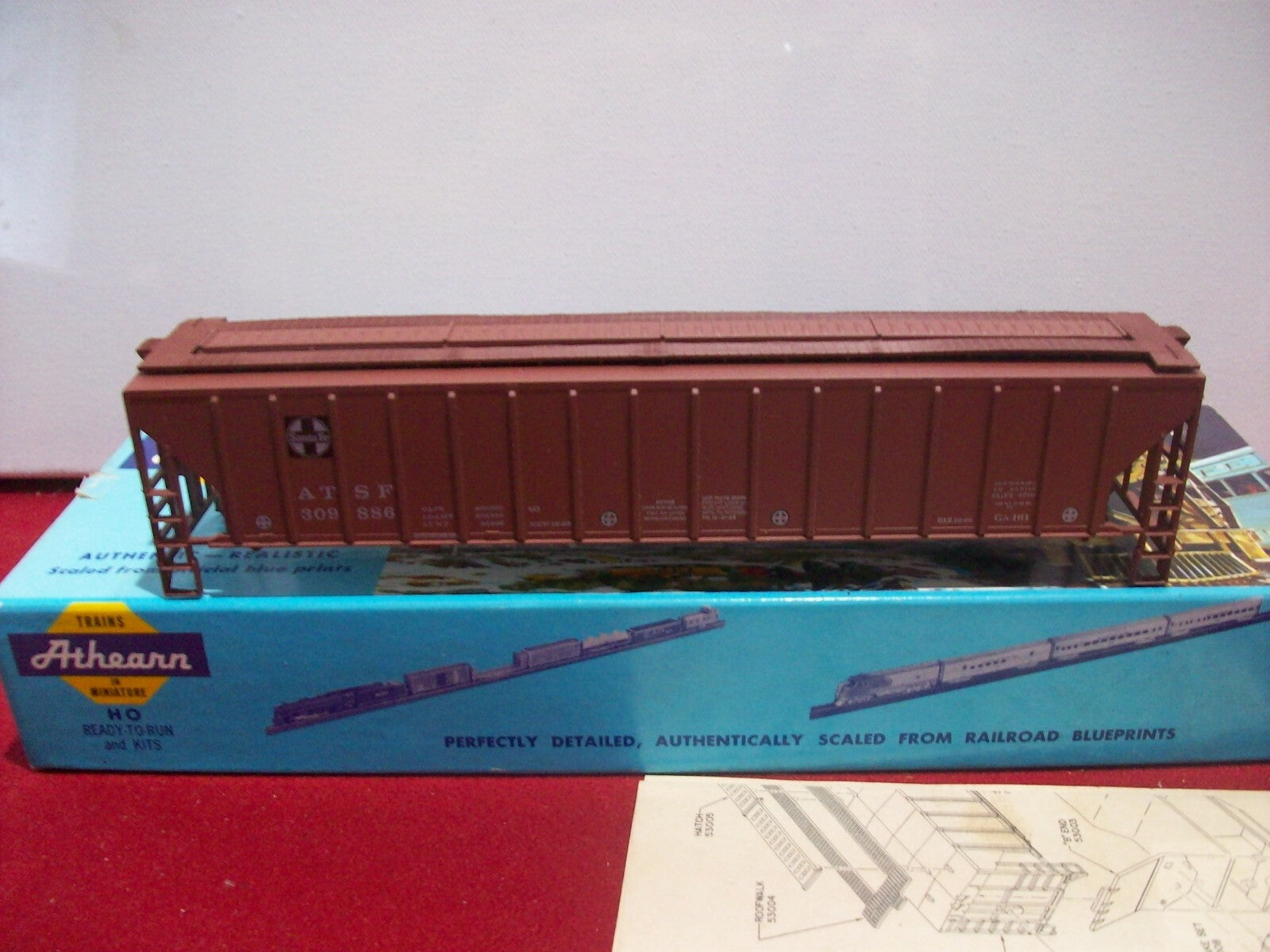 HO Scale Athearn 5301 3 bay Covered Freight Car "Santa Fe" Kit