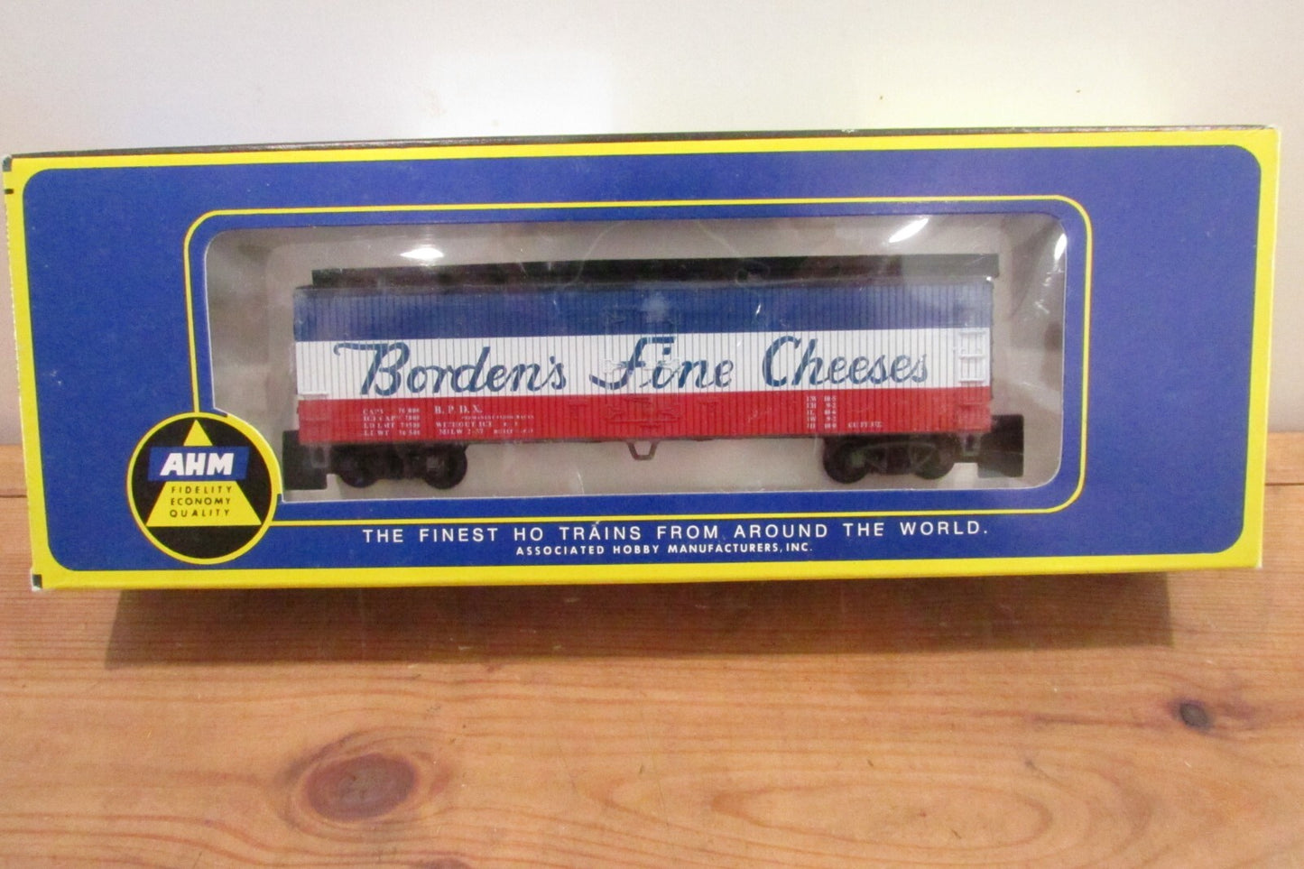 HO Scale AHM 5279D Private Owner Reefer "Borden's Fine Cheeses"