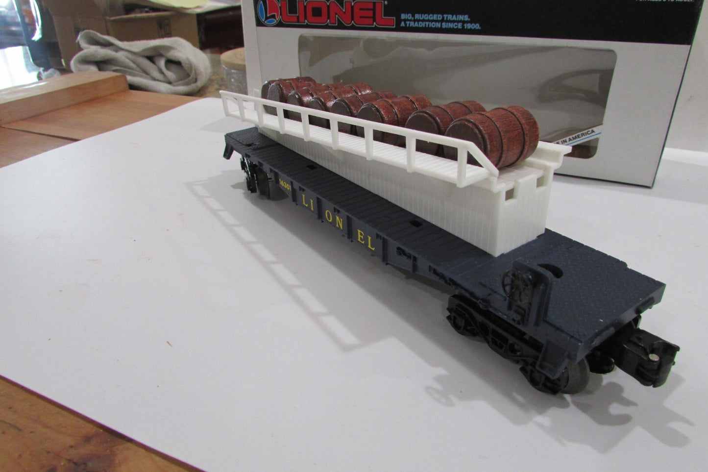 O Gauge  Lionel 6-16301  Barrel Ramp Car (8Barrel)