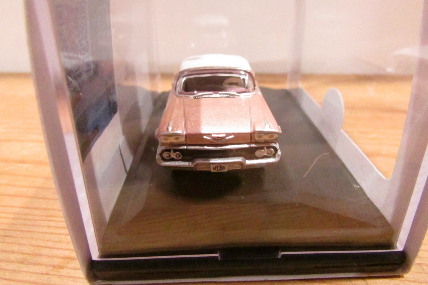 Ho Scale 1:87 Oxford Chevrolet Impala Sport Coupe Cay Coral and White