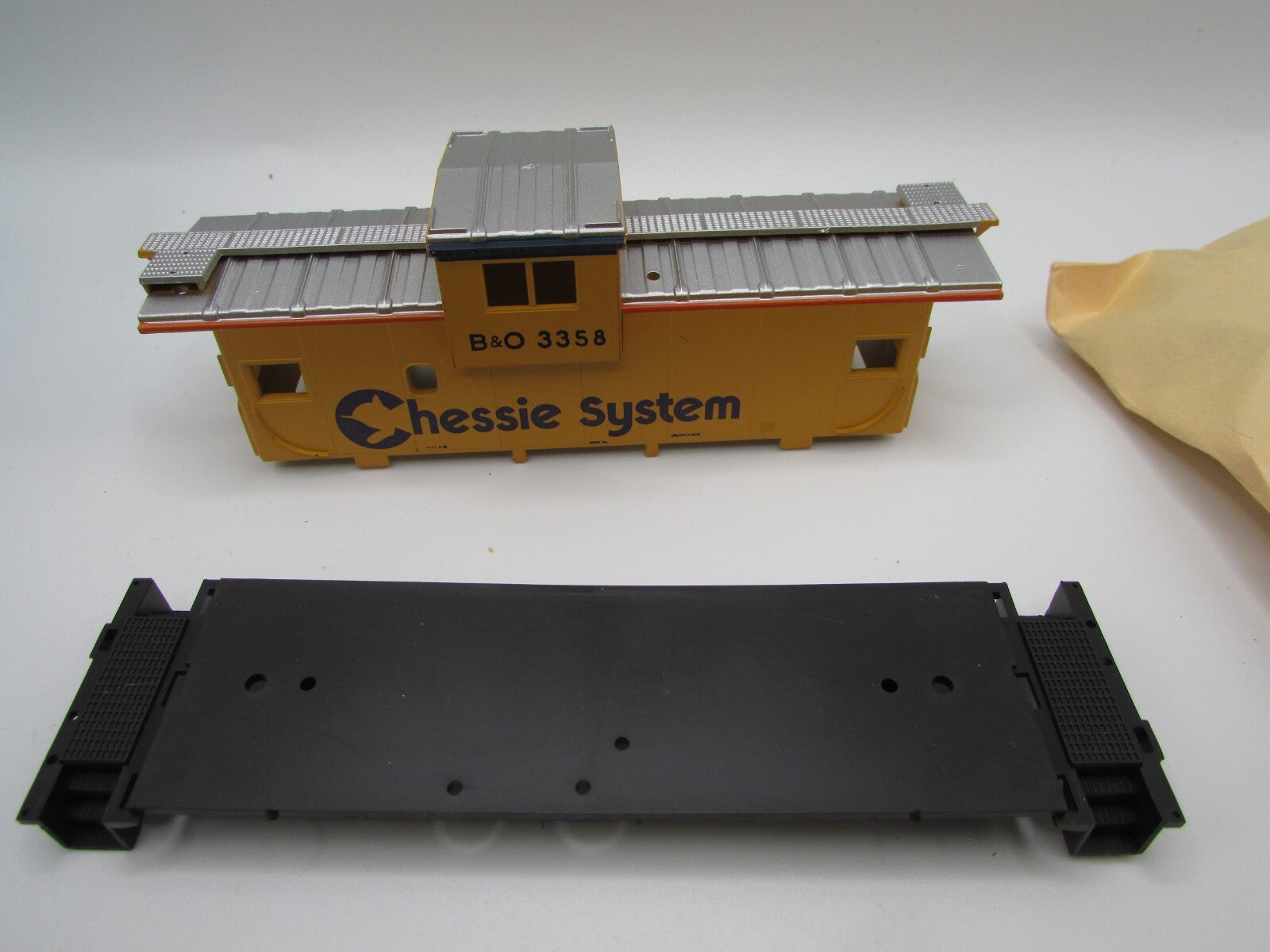 HO Scale Athearn 5369 Window Vision Caboose Chessie System ATH4680