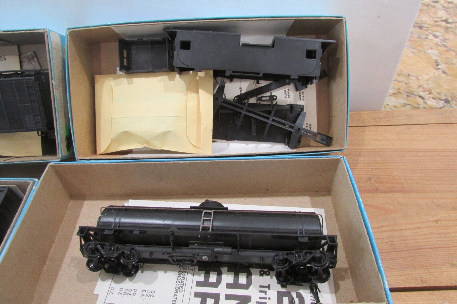 HO Scale Athearn (5) Assorted Undecorated Black Car Kit ATH4534