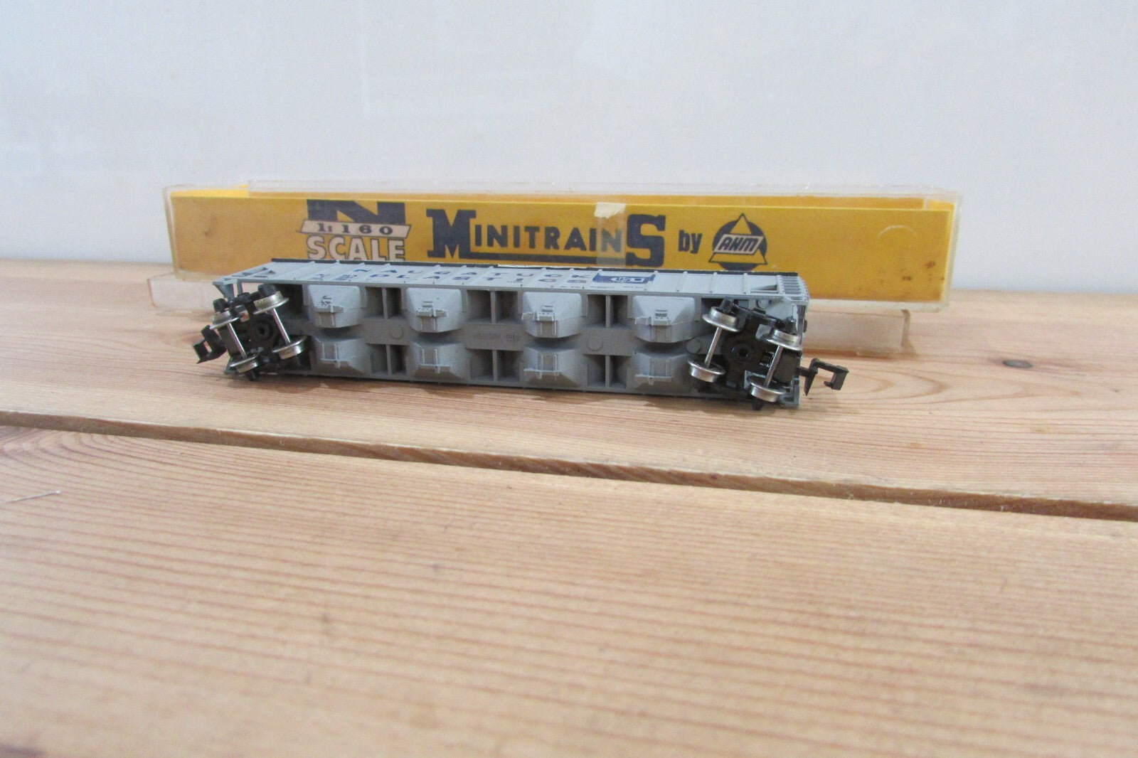 N Scale AHM Minitrains 4446 Naugatuck Plastic Covered Hopper Car