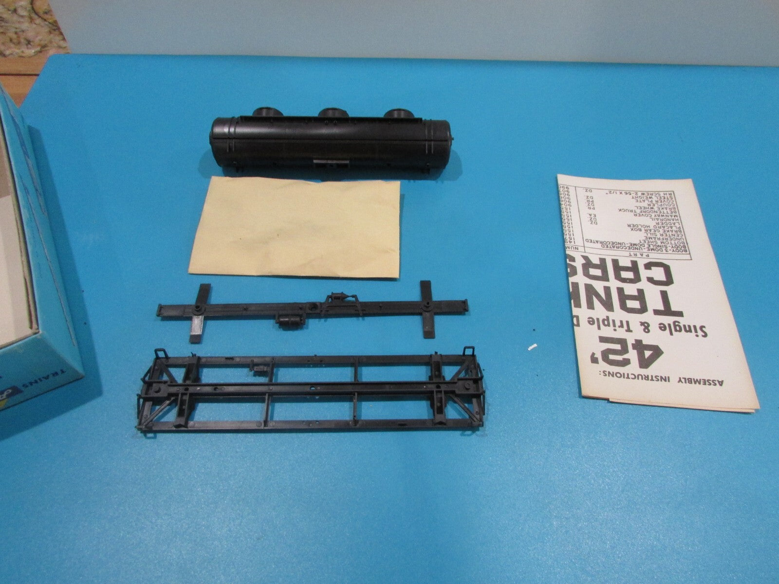 HO Scale Athearn (5) Assorted Freight Cars "Undecorated Cars" Lot#1171