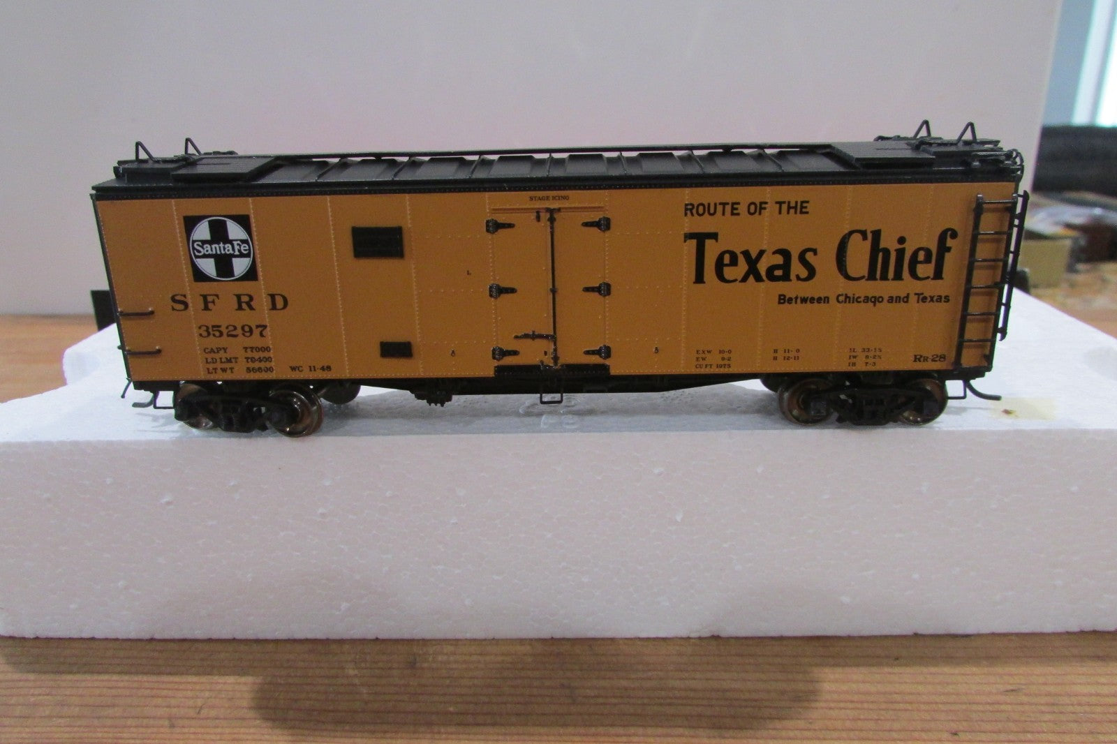 HO Scale InterMountain 46115-10 Santa Fe Refrigerator Car #35297  IM5123