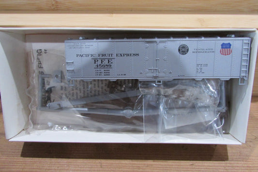 HO Scale Walthers 932-2512 40' Steel Reefer w/ Dreadnaught Ends Kit WAL5029