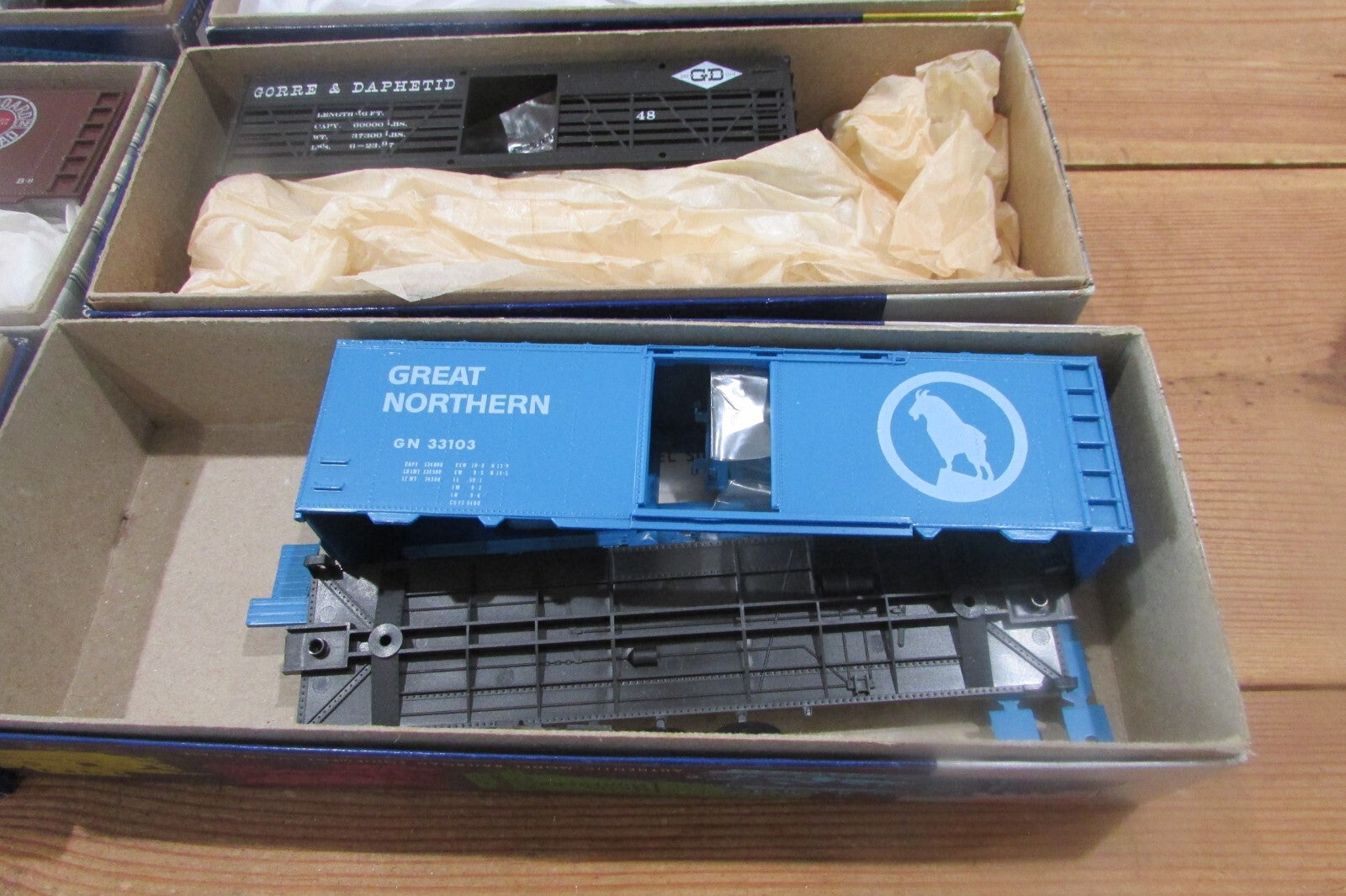 HO Scale Roundhouse (8) Assorted Freight Cars Kit Lot#4373