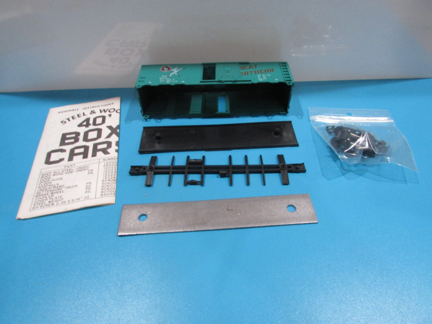HO Scale Athearn (2) Freight Cars Kits  Great Northern Lot#1002