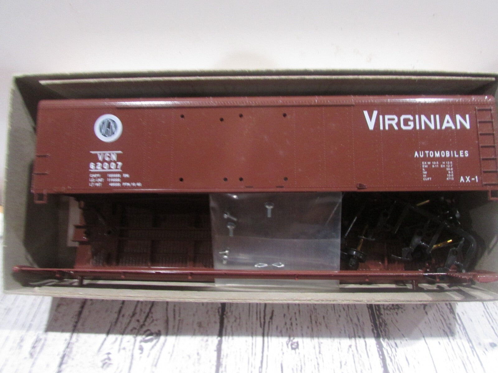 HO Scale Bowser 55410 50' Round Roof Double Door Box Car Kit VIRGINIAN