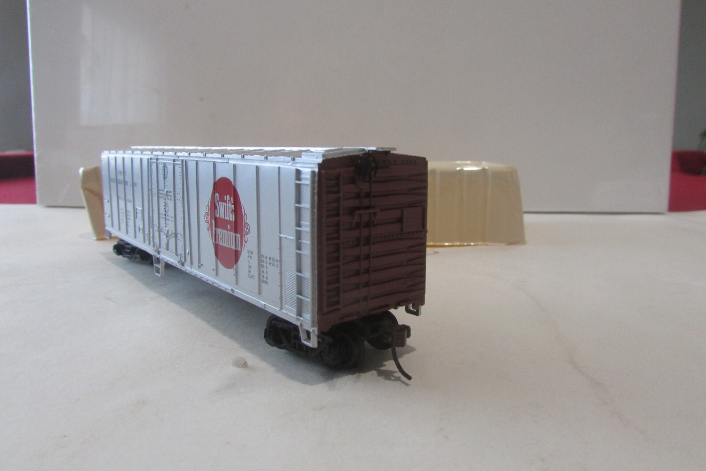 HO Scale Bachmann 76036 51' Steel Reffer Swift's Premium Car #4244