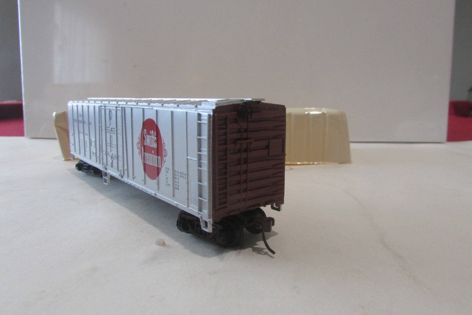 HO Scale Bachmann 76036 51' Steel Reffer Swift's Premium Car #4244