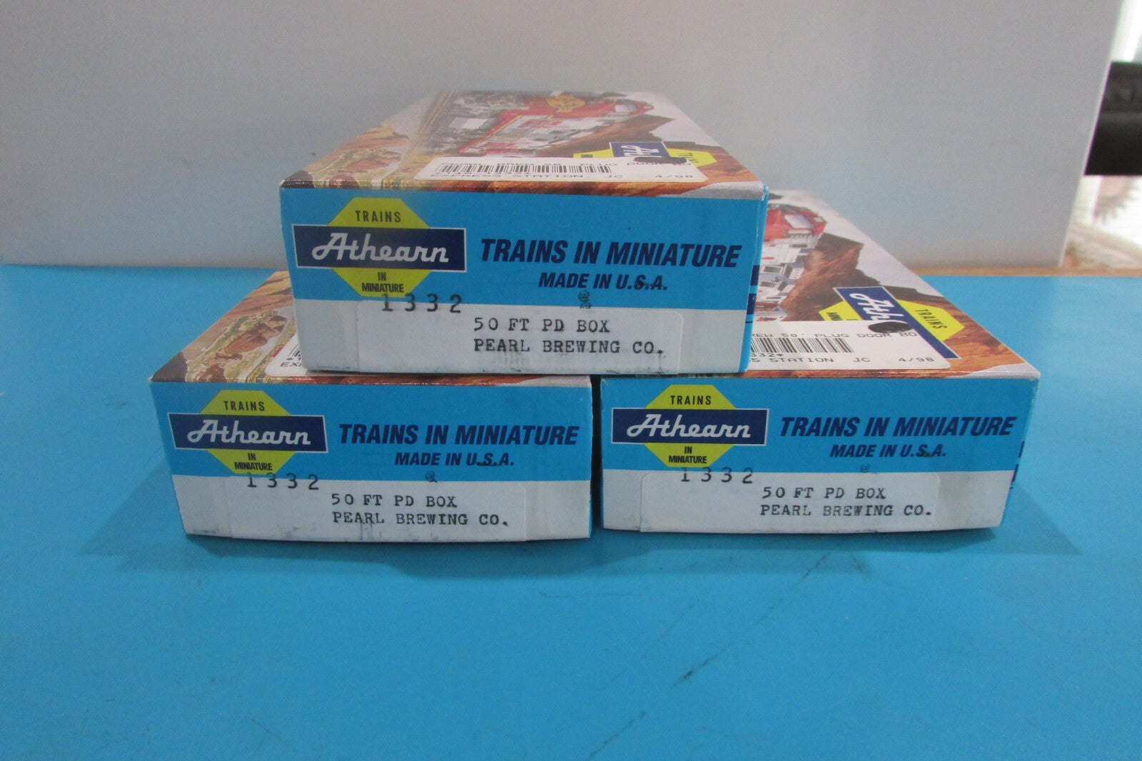 HO Scale Athearn (3) 1332 50ft Plug Door Box Car Pearl Brewing Co. Lot#2541