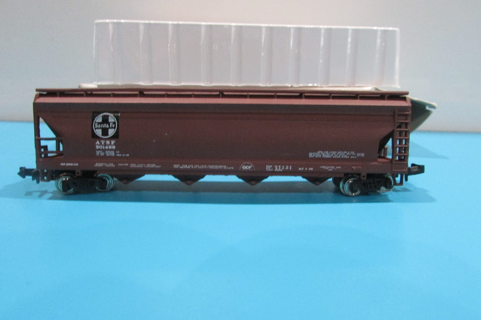 N Scale  Bachmann 70550 56' Center Flow Hopper  ATSF "Santa Fe"