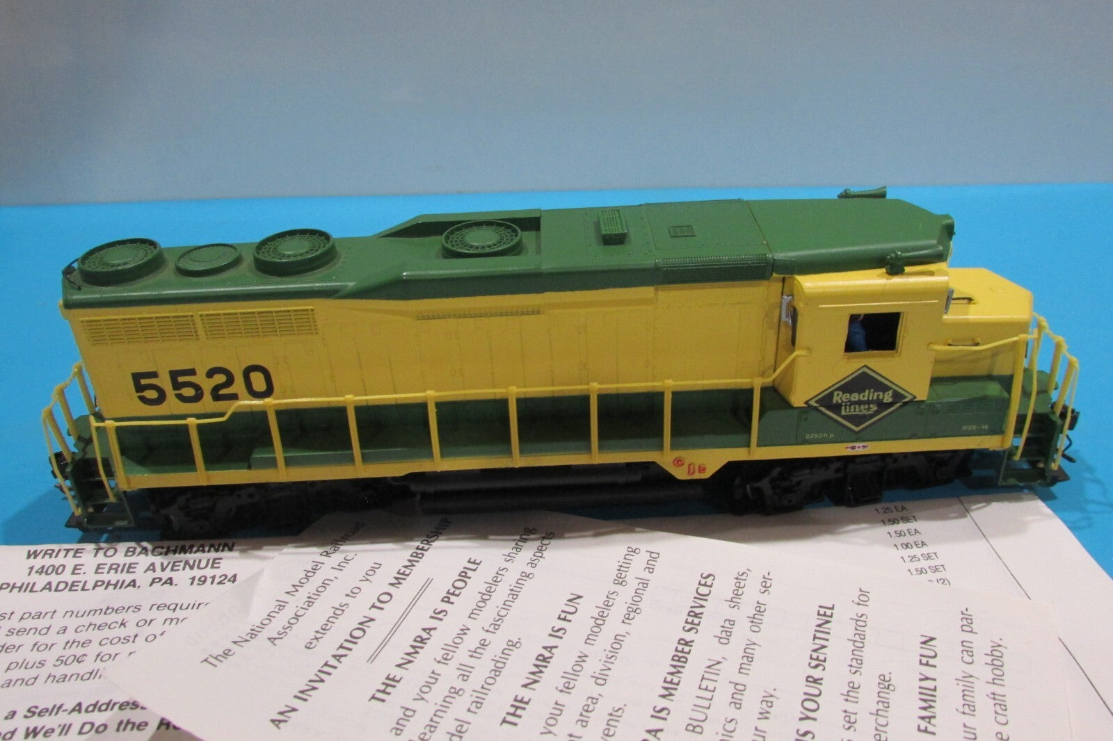 HO Scale Bachmann Spectrum 41-0823-10 GP30 Diesel Locomotive READING Lot#2616