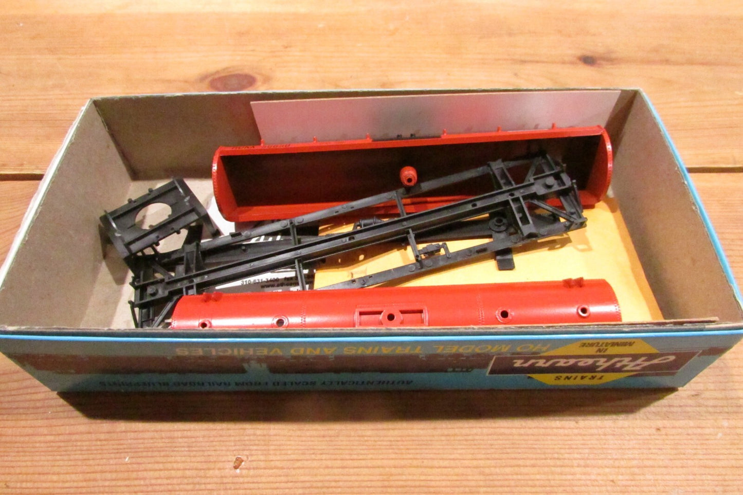 HO Scale Athearn 1557 Chemical Tank Car Kit Hooker #56658