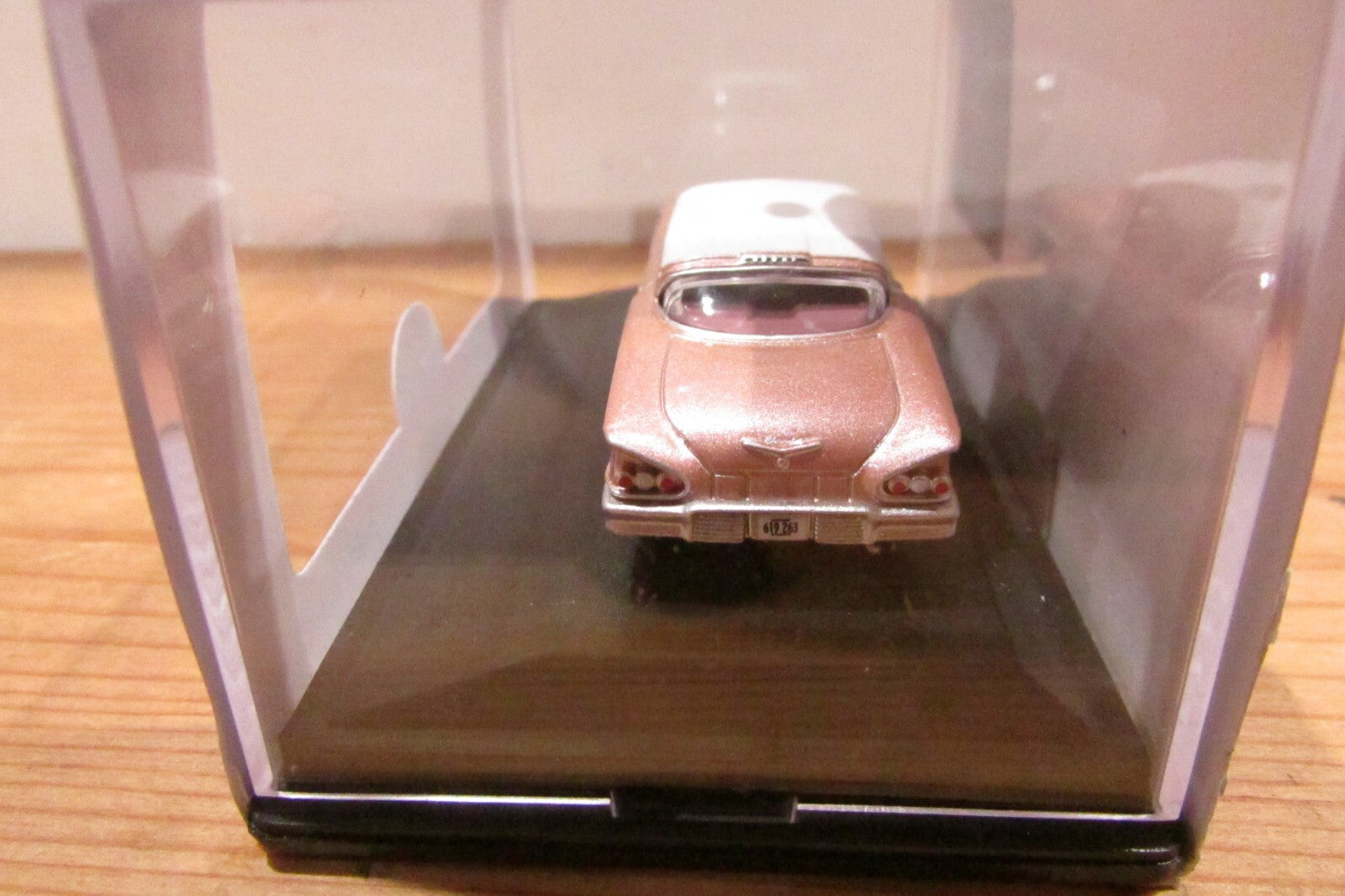Ho Scale 1:87 Oxford Chevrolet Impala Sport Coupe Cay Coral and White