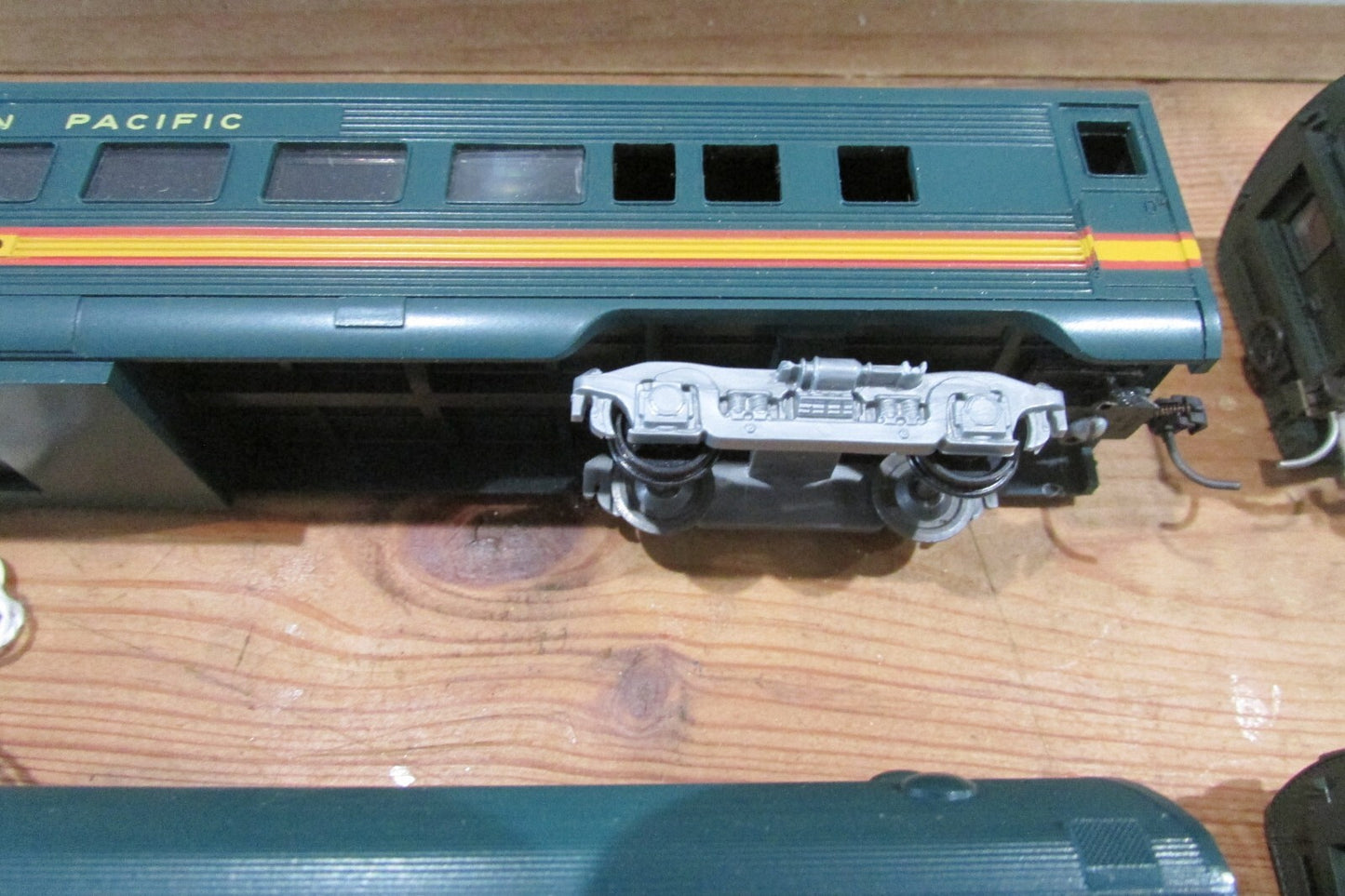HO Scale Athearn Assorted  (6)Passenger Cars & (1) Unit B Dummy NP Lot#3745